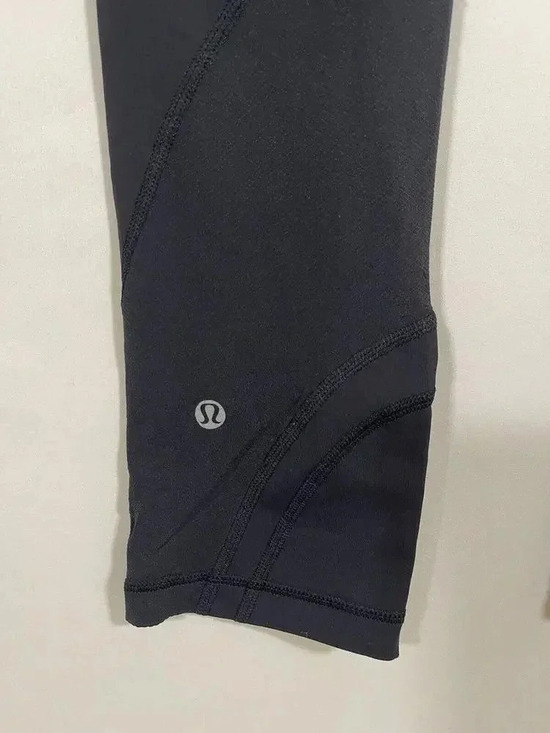 Lululemon Black Crop Leggings Back Zipper Pocket Size 6 - Picture 3 of 5
